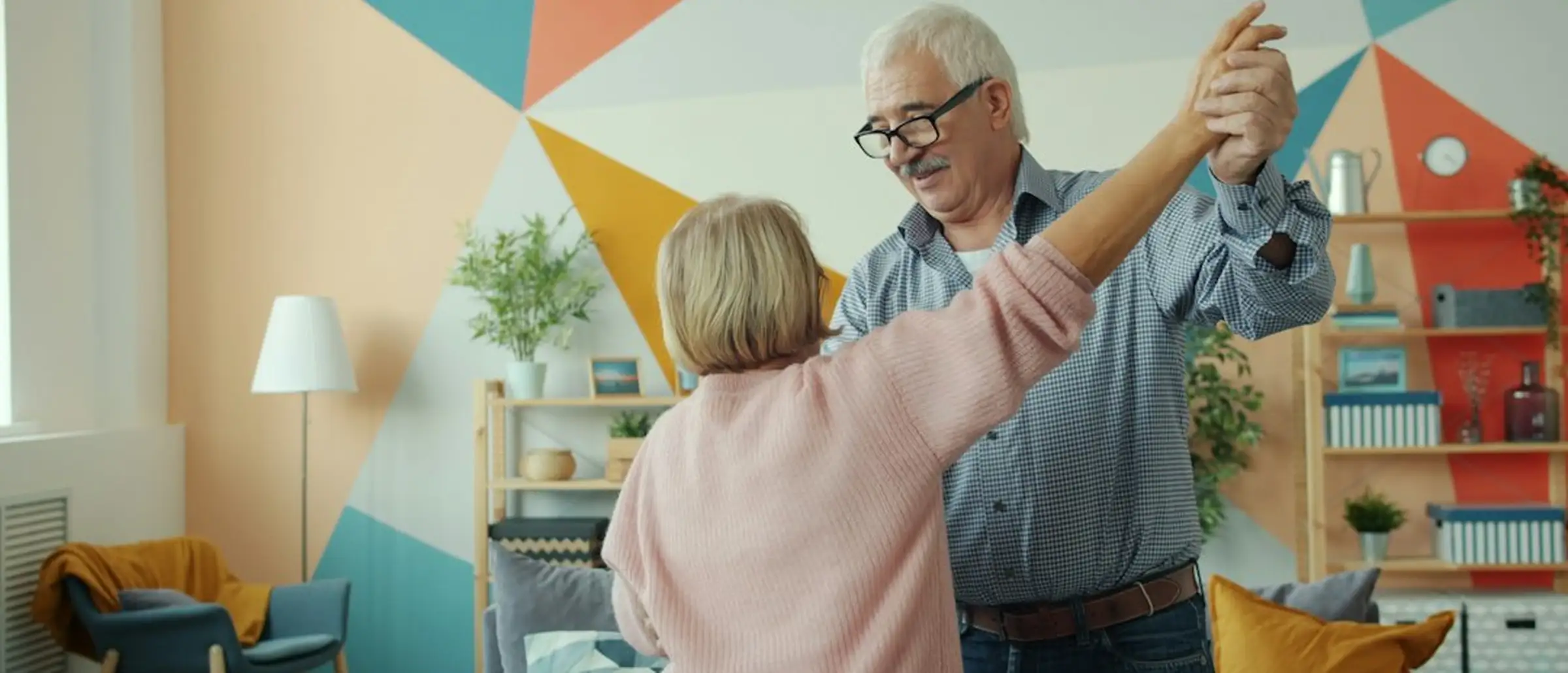 Coach et client en séance d’étirement à domicile