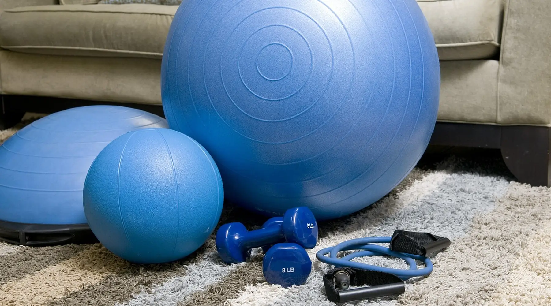 Tapis et matériel de sport dans un salon