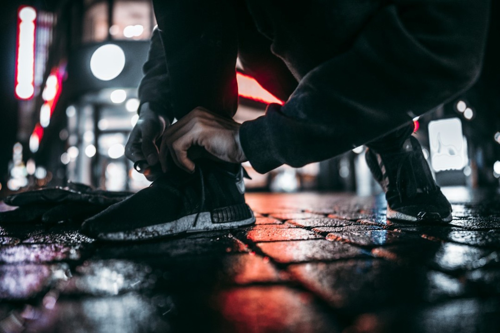Sportif en train de lacer ses chaussures de sport avant une séance d'entraînement