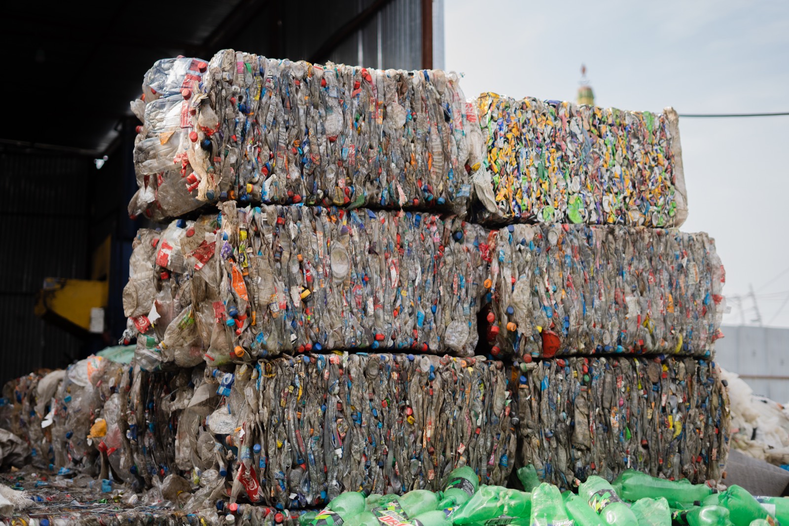 Balles de bouteilles en plastique compressées dans un centre de tri, matière première du polyester recyclé
