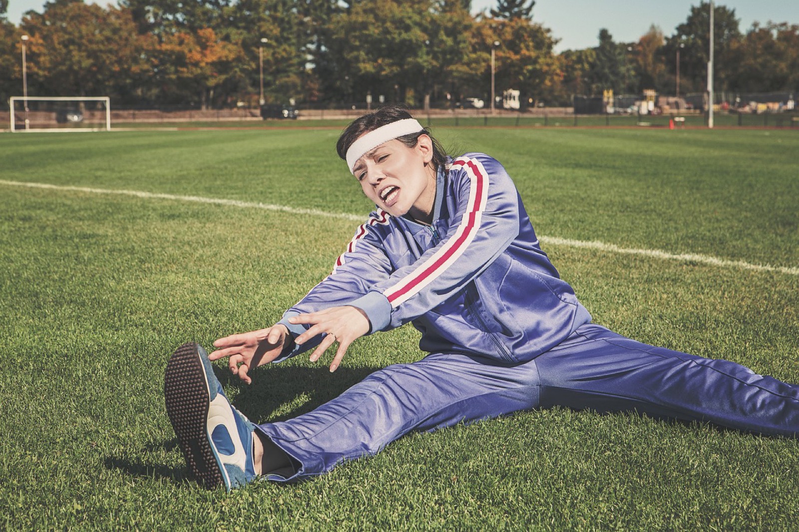 athlète en étirement sur une table de massage après l'entraînement